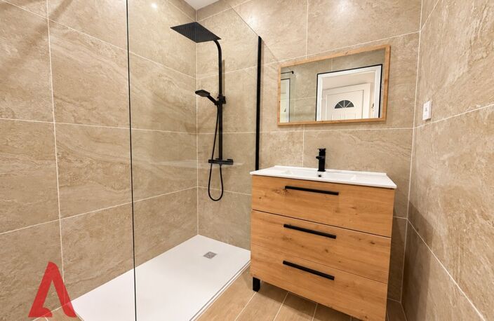 T3 appartement rénové avec 2 chambres, terrasse et garage au cur de Magalas — photo 4