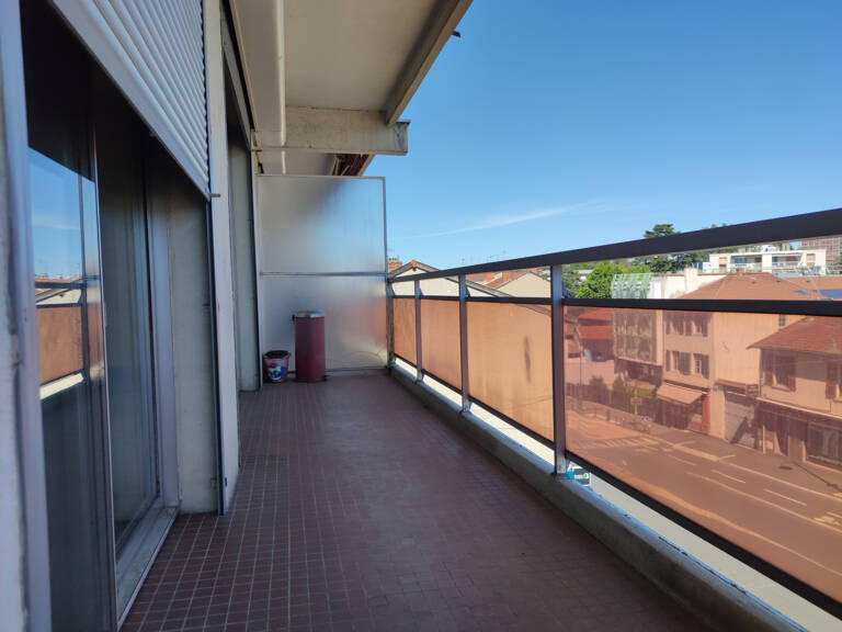 LOCATION TASSIN LA DEMI LUNE 69160 - CENTRE HORLOGE GRAND T2 MEUBLE 63.67M2 BALCON AVEC PARKING — photo 1