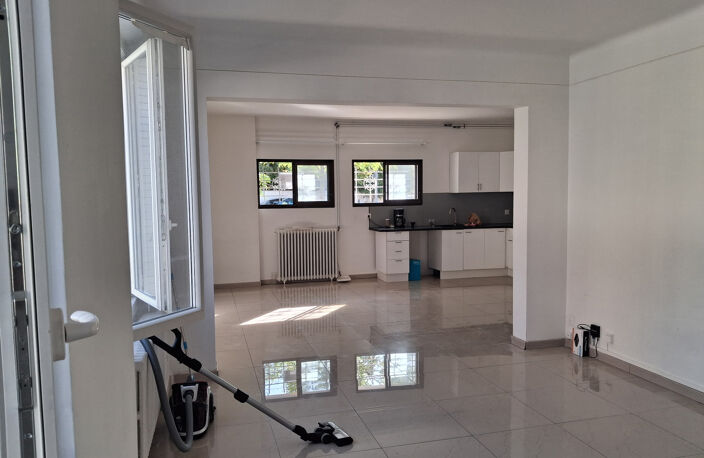 AVIGNON : Grande maison F 6/7 — photo 2