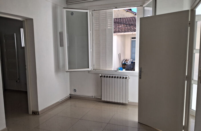 AVIGNON : Grande maison F 6/7 — photo 3