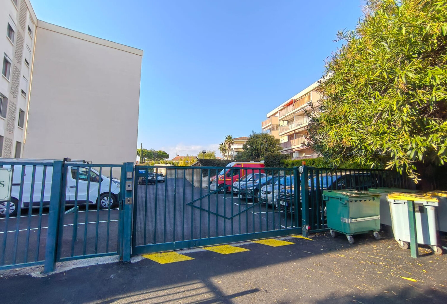 SAINT-RAPHAEL GARAGE 16M2 EMPLACEMENT EXCEPTIONNEL — photo 1