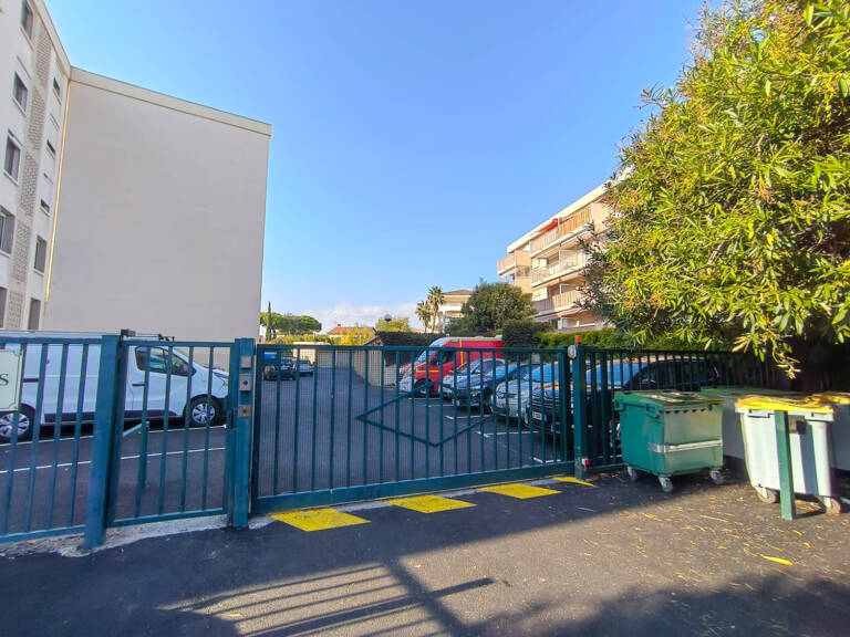 SAINT-RAPHAEL GARAGE 16M2 EMPLACEMENT EXCEPTIONNEL — photo 1