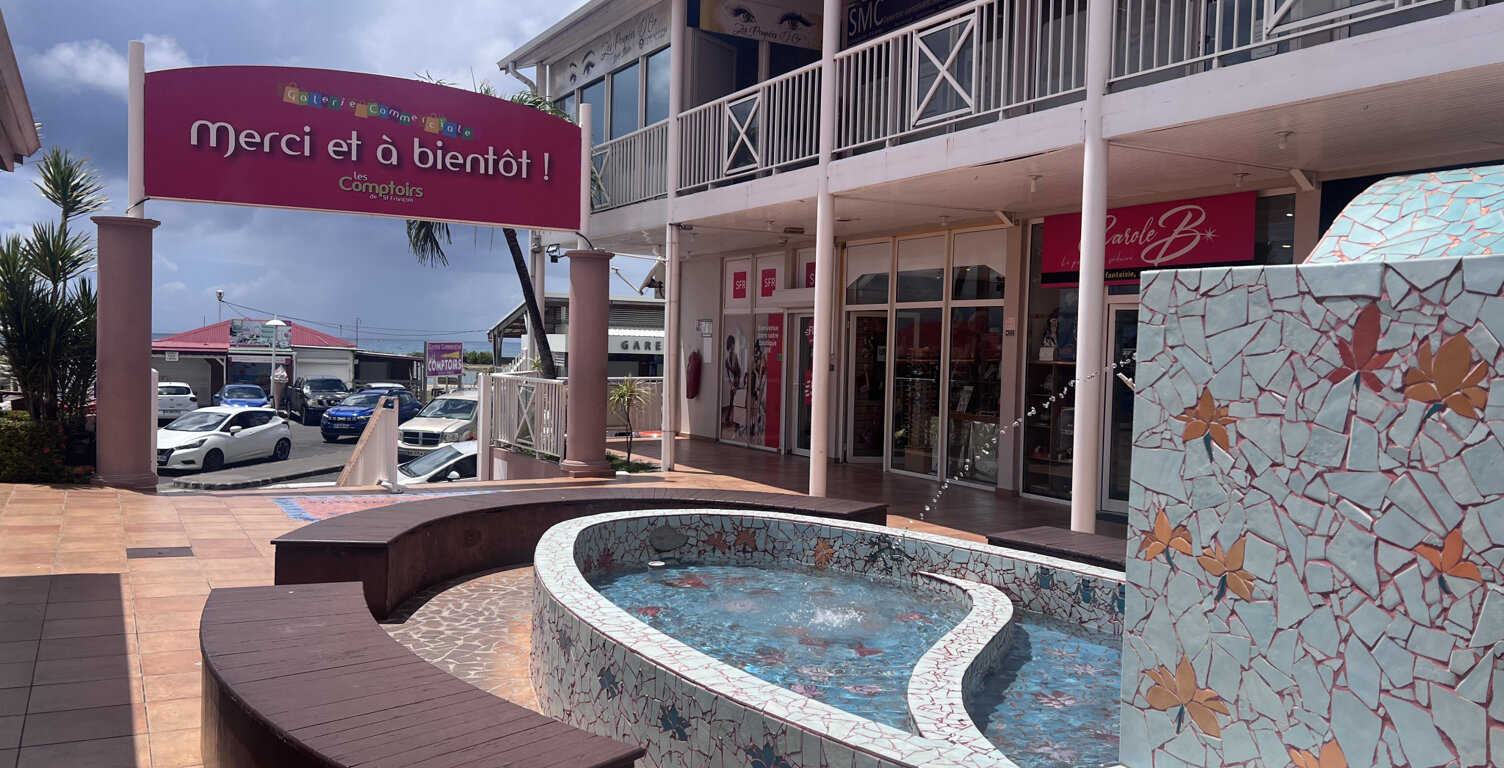 Local commercial de 49m2 Galerie commerciale en plein centre — photo 1