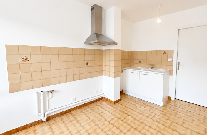 Proche du centre ville de Nîmes, au calme, studio de 35 m2 donnant sur cours intérieure — photo 3