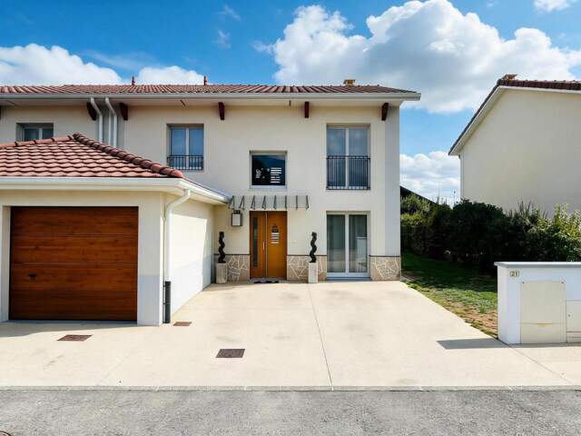 Maison mitoyenne T5 de 126 m2 habitables avec double garage — photo du bien