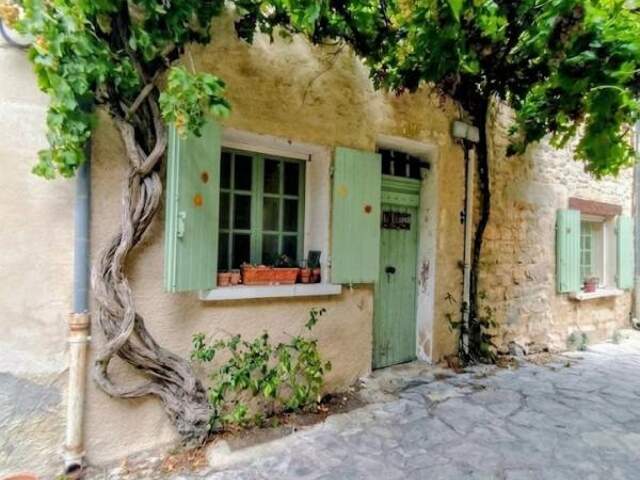 Grambois 84 -Maison de village de 59m2 avec petit jardinet et vur dégagée — photo du bien