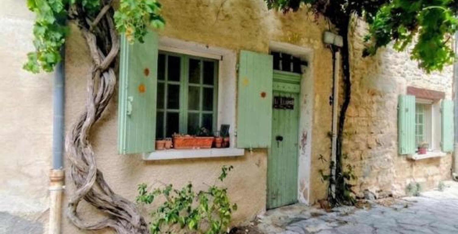 Grambois 84 -Maison de village de 59m2 avec petit jardinet et vur dégagée — photo 1