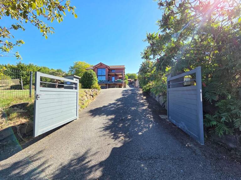 *** EXCLUSIVITE *** BIEN RARE ET COUP DE COEUR *** MAISON CHALET AVEC VUE DEGAGEE, PISCINE, JARDIN ET DEPENDANCES *** MOISSAT 63190 *** — photo 1