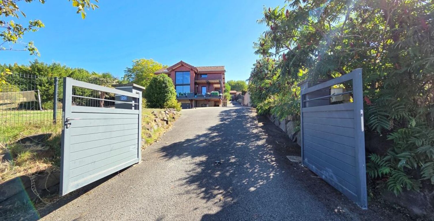 *** EXCLUSIVITE *** BIEN RARE ET COUP DE COEUR *** MAISON CHALET AVEC VUE DEGAGEE, PISCINE, JARDIN ET DEPENDANCES *** MOISSAT 63190 *** — photo 1