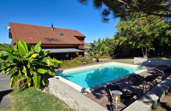 *** EXCLUSIVITE *** BIEN RARE ET COUP DE COEUR *** MAISON CHALET AVEC VUE DEGAGEE, PISCINE, JARDIN ET DEPENDANCES *** MOISSAT 63190 *** — photo 3
