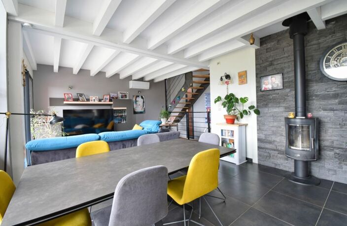 *** EXCLUSIVITE *** BIEN RARE ET COUP DE COEUR *** MAISON CHALET AVEC VUE DEGAGEE, PISCINE, JARDIN ET DEPENDANCES *** MOISSAT 63190 *** — photo 4
