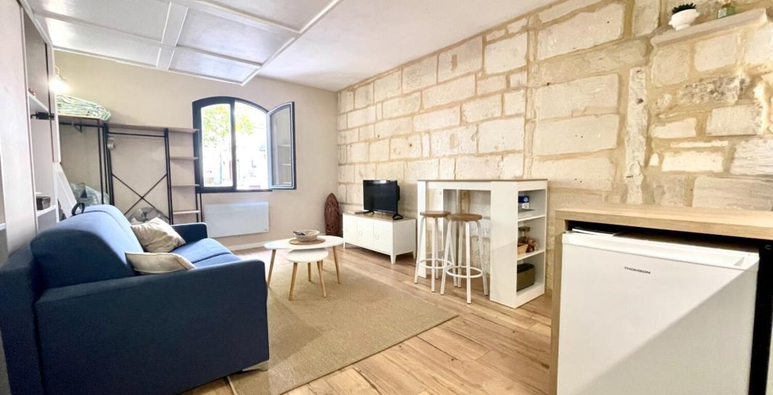 AIGUES-MORTES INTRA-MUROS – STUDIO 23 m² ENTIÈREMENT RÉNOVÉ – VUE EXCEPTIONNELLE SUR LA PLACE SAINT-LOUIS — photo 1