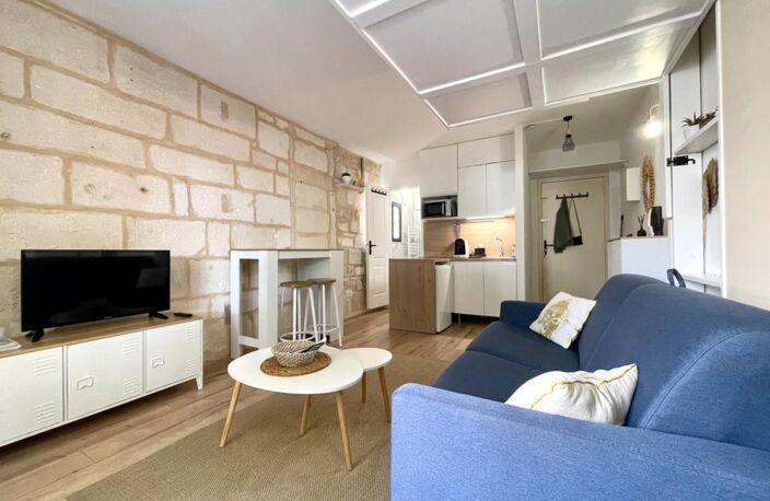 AIGUES-MORTES INTRA-MUROS – STUDIO 23 m² ENTIÈREMENT RÉNOVÉ – VUE EXCEPTIONNELLE SUR LA PLACE SAINT-LOUIS — photo 2