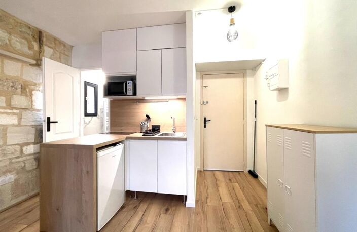 AIGUES-MORTES INTRA-MUROS – STUDIO 23 m² ENTIÈREMENT RÉNOVÉ – VUE EXCEPTIONNELLE SUR LA PLACE SAINT-LOUIS — photo 3