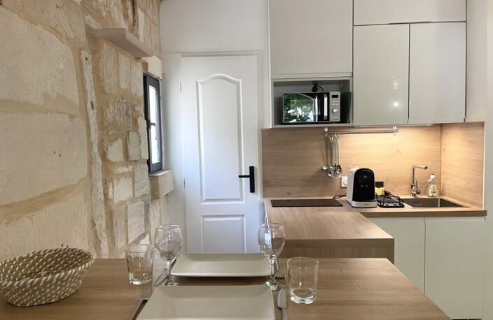 AIGUES-MORTES INTRA-MUROS – STUDIO 23 m² ENTIÈREMENT RÉNOVÉ – VUE EXCEPTIONNELLE SUR LA PLACE SAINT-LOUIS — photo 4