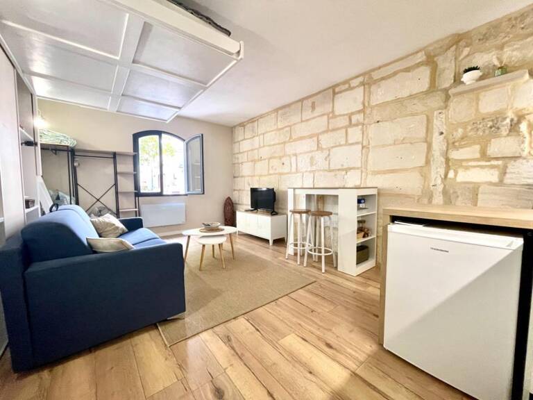 AIGUES-MORTES INTRA-MUROS – STUDIO 23 m² ENTIÈREMENT RÉNOVÉ – VUE EXCEPTIONNELLE SUR LA PLACE SAINT-LOUIS — photo 1