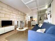 AIGUES-MORTES INTRA-MUROS – STUDIO 23 m² ENTIÈREMENT RÉNOVÉ – VUE EXCEPTIONNELLE SUR LA PLACE SAINT-LOUIS — photo 2