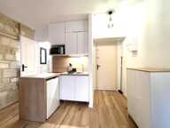 AIGUES-MORTES INTRA-MUROS – STUDIO 23 m² ENTIÈREMENT RÉNOVÉ – VUE EXCEPTIONNELLE SUR LA PLACE SAINT-LOUIS — photo 3