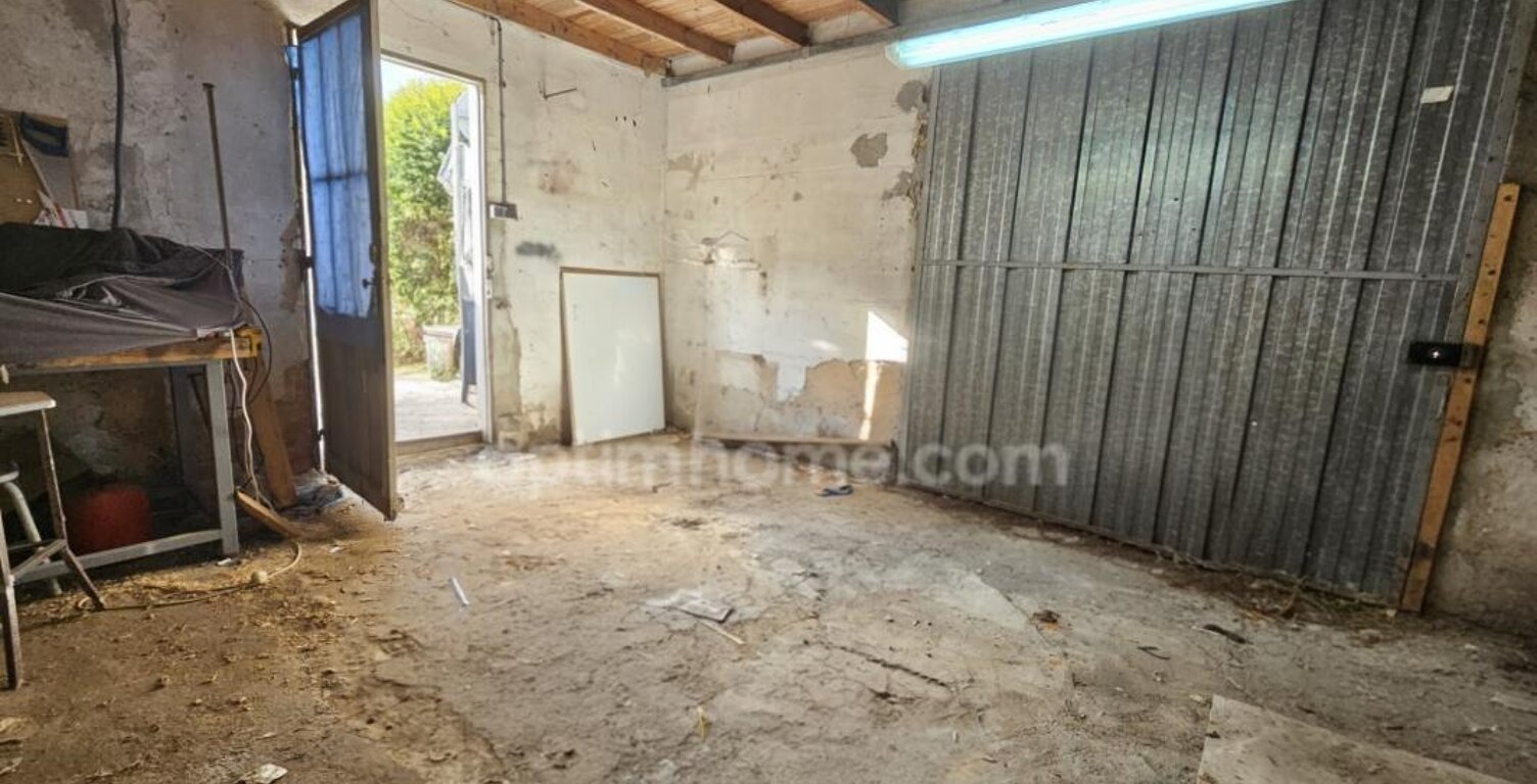Opportunité rare à Ruelle-sur-Touvre — Garage 30 m² avec extérieur ou projet de conversion en logement d’habitation (16) — photo 1