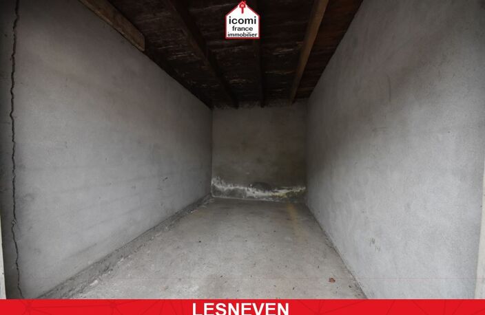 FINISTERE - Lesneven (29260) - A VENDRE - GARAGE 12M² - PORTE BATTANTE EN BOIS - IDEAL STOCKAGE OU STATIONNEMENT 1 VOITURE — photo 4