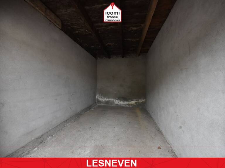 FINISTERE - Lesneven (29260) - A VENDRE - GARAGE 12M² - PORTE BATTANTE EN BOIS - IDEAL STOCKAGE OU STATIONNEMENT 1 VOITURE — photo 1