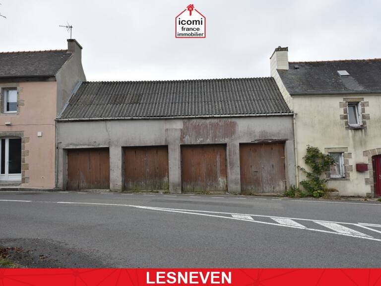 FINISTERE - Lesneven (29260) - A VENDRE - GARAGE 12M² - PORTE BATTANTE EN BOIS - IDEAL STOCKAGE OU STATIONNEMENT 1 VOITURE — photo 1