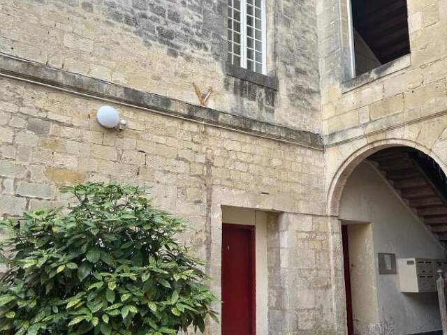 Rochefort centre, studio au 1er étage d’un bel immeuble ancien — photo du bien