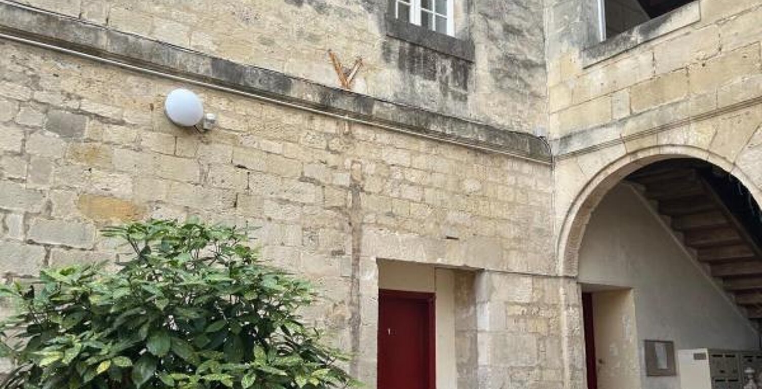 Rochefort centre, studio au 1er étage d’un bel immeuble ancien — photo 1