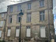 Rochefort centre, studio au 1er étage d’un bel immeuble ancien — photo 2
