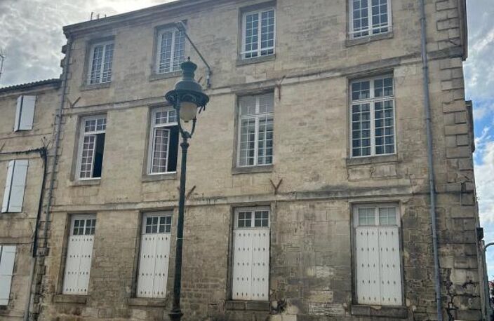 Rochefort centre, studio au 1er étage d’un bel immeuble ancien — photo 2