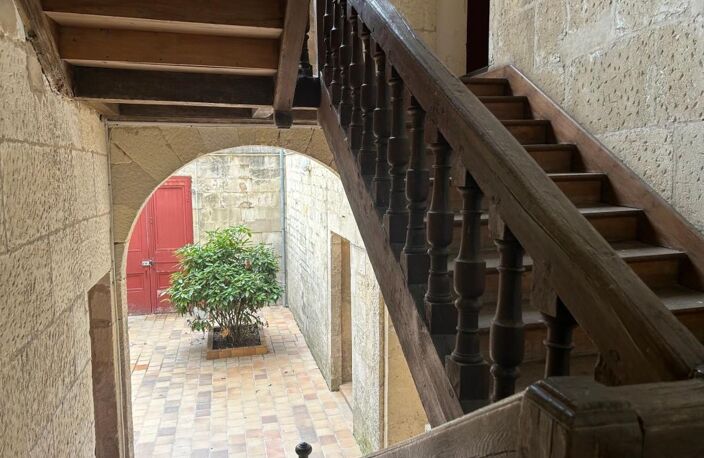 Rochefort centre, studio au 1er étage d’un bel immeuble ancien — photo 3