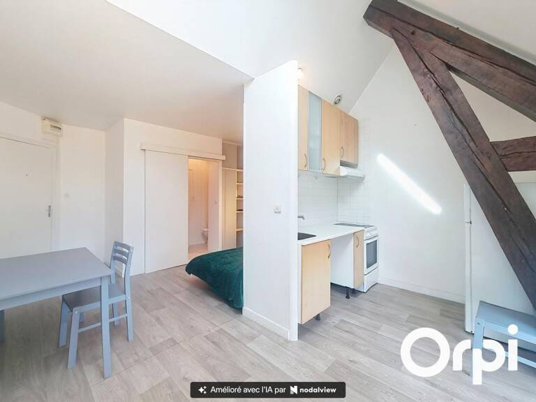 Studio semi meublé à louer – Ville haute de Saint-Flour — photo 1