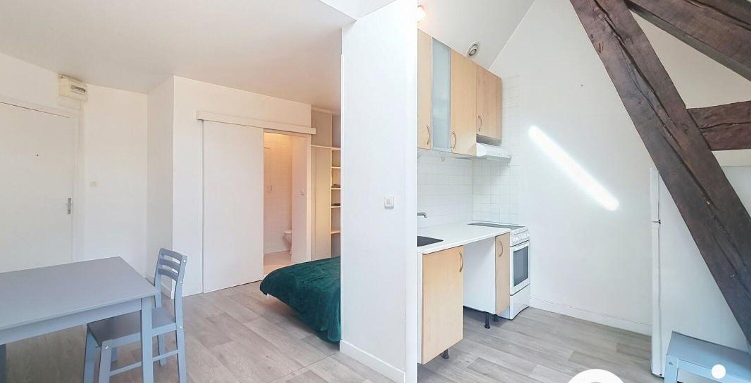 Studio semi meublé à louer – Ville haute de Saint-Flour — photo 1