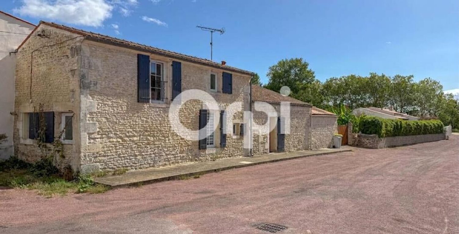 Maison charentaise en excellent état avec 60 m² de garage — photo 1