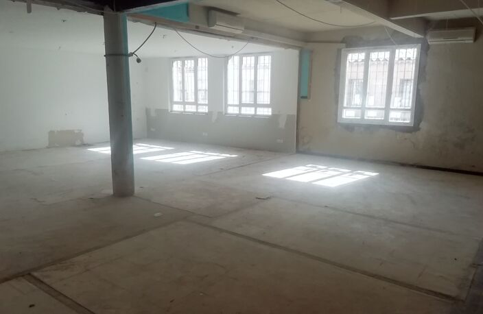 Local/bureau ou commerce à vendre DRAGUIGNAN (83)  320.000 € — photo 2