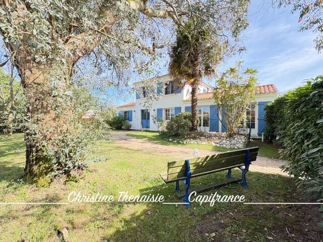 Maison à vendre sur un terrain de 2000 m2 - 4 chambres - Bureau - 3 salles d'eau - 3 wc - Dépendance de 110 m2 et garages LA GARNACHE (85) — photo du bien