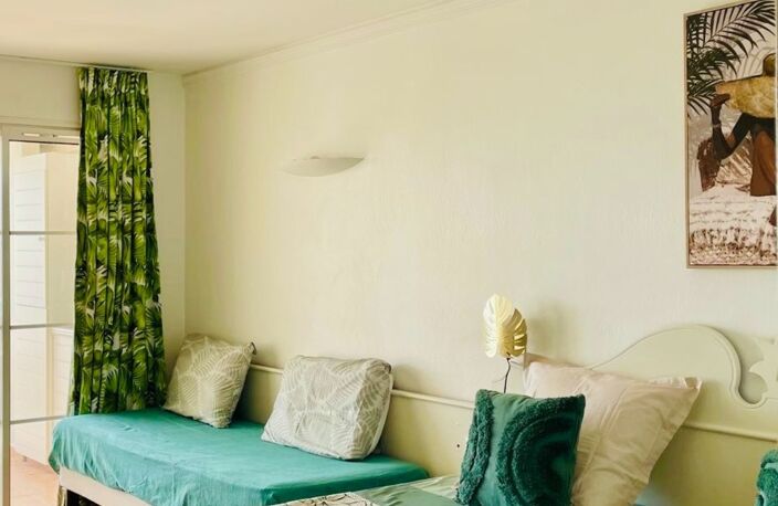EN EXCLUSIVITE - SAINTE-ANNE – STUDIO PREMIÈRE LIGNE – VUE MER & PISCINE — photo 2