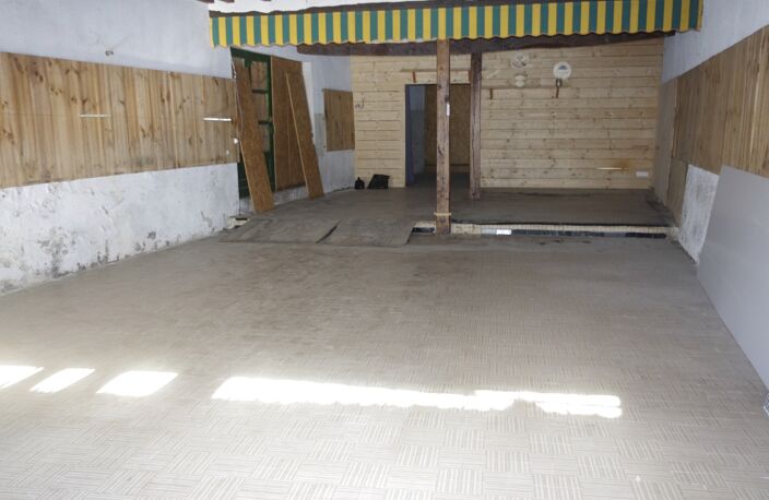 Immeuble en pierre  à vendre VIC FEZENSAC (32)  avec local commercial  et logement à aménager — photo 2