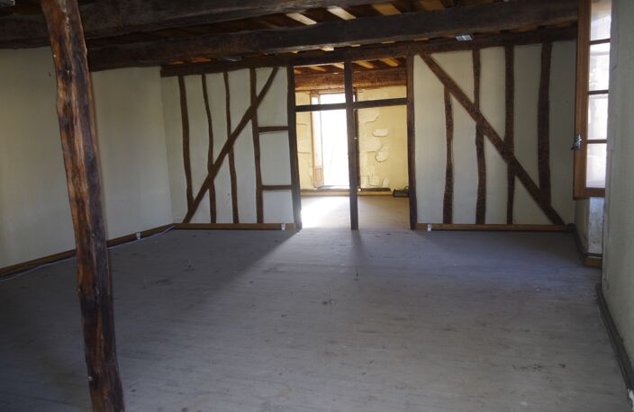 Immeuble en pierre  à vendre VIC FEZENSAC (32)  avec local commercial  et logement à aménager — photo 3