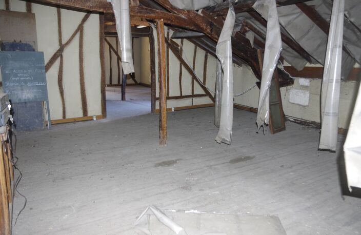 Immeuble en pierre  à vendre VIC FEZENSAC (32)  avec local commercial  et logement à aménager — photo 4
