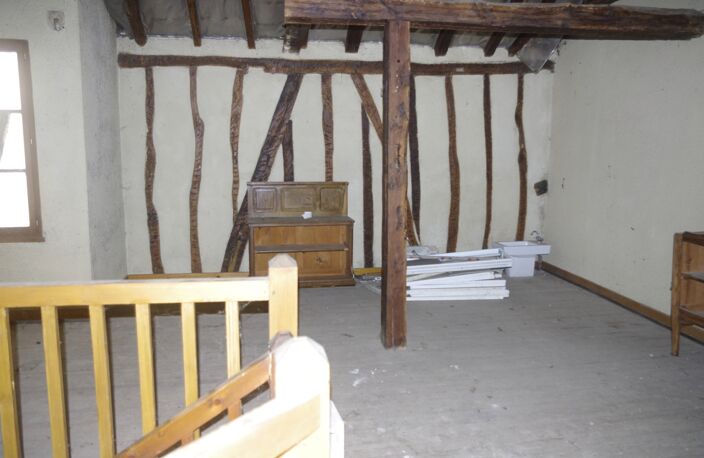 Immeuble en pierre  à vendre VIC FEZENSAC (32)  avec local commercial  et logement à aménager — photo 5