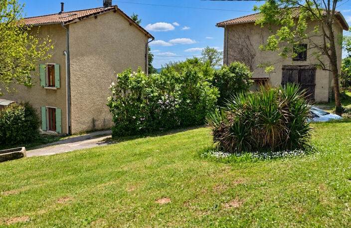 CHAPONOST – OUEST LYONNAIS Ancien corps de ferme – 210 m² habitables – 6/7 chambres – Dépendance – Terrain clos et arboré de 3 286 m² — photo 2