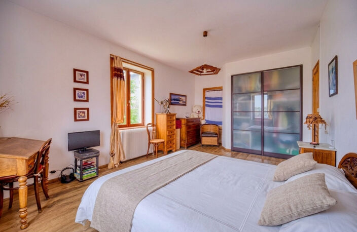 CHAPONOST – OUEST LYONNAIS Ancien corps de ferme – 210 m² habitables – 6/7 chambres – Dépendance – Terrain clos et arboré de 3 286 m² — photo 4