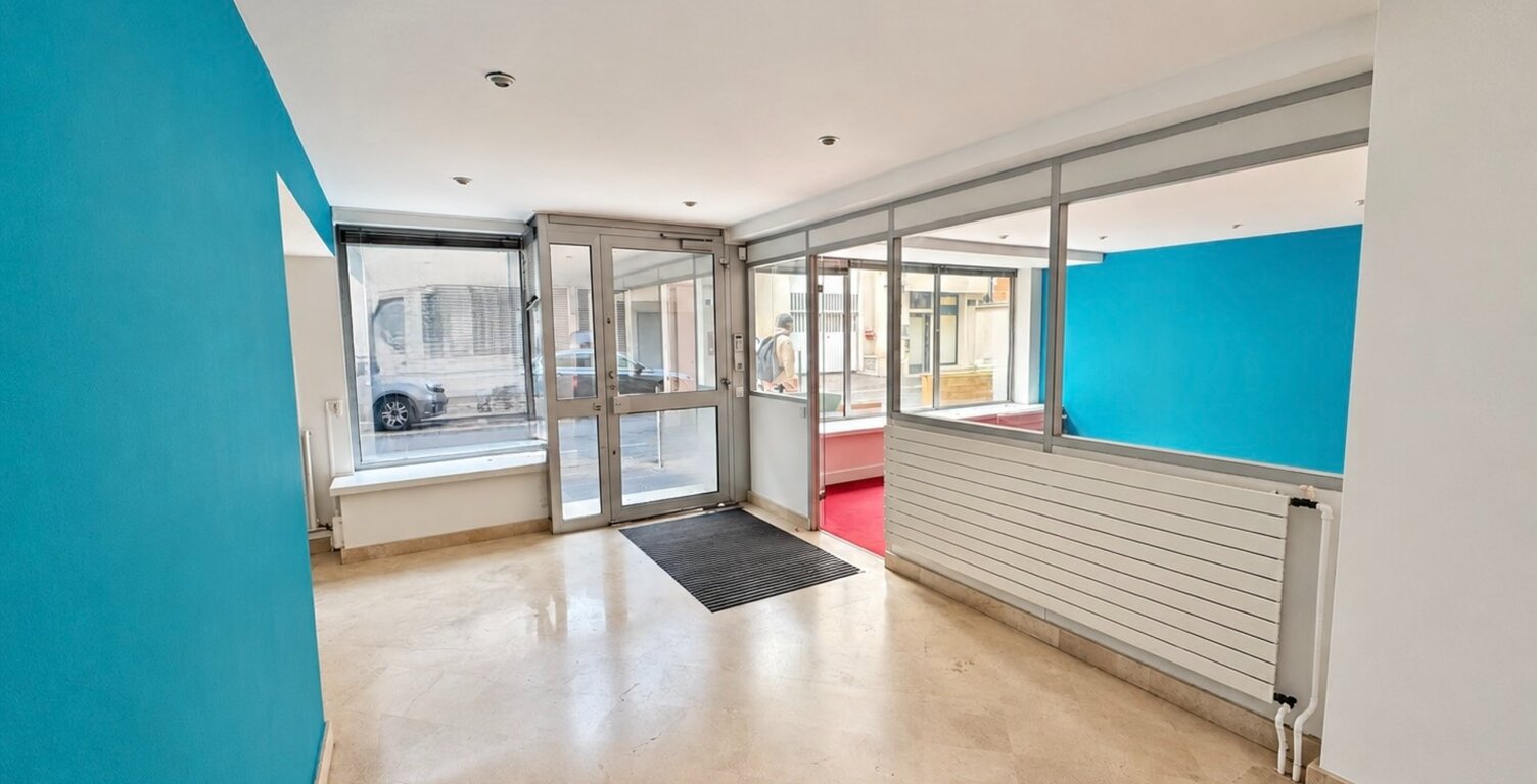 Bureaux / local commercial à vendre – Convention – Vitrine sur rue et 5 parkings — photo 1