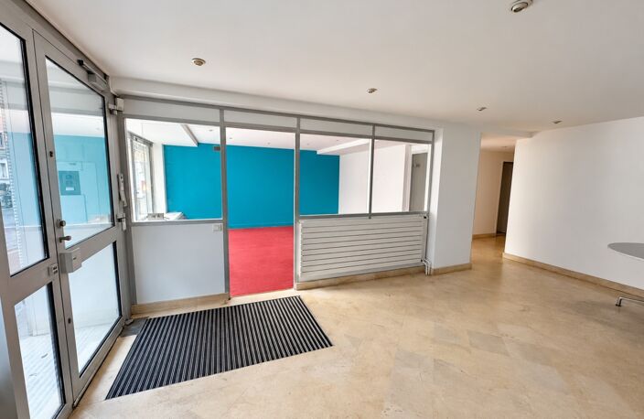 Bureaux / local commercial à vendre – Convention – Vitrine sur rue et 5 parkings — photo 2