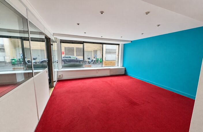 Bureaux / local commercial à vendre – Convention – Vitrine sur rue et 5 parkings — photo 3