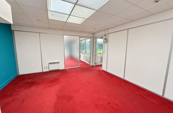 Bureaux / local commercial à vendre – Convention – Vitrine sur rue et 5 parkings — photo 4