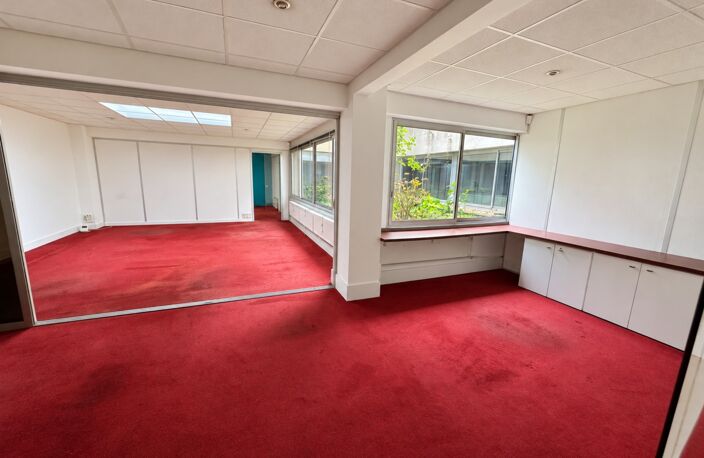 Bureaux / local commercial à vendre – Convention – Vitrine sur rue et 5 parkings — photo 5