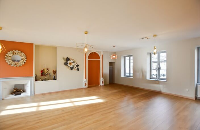 Propriété rénovée de 324 m² avec terrain à COUCHES (71) — photo 3