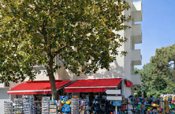 Dpt Charente Maritime (17), à vendre LA PALMYRE Local commercial — photo 3